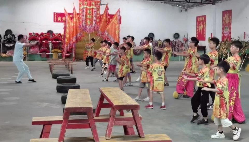 以狮育人 以狮育人