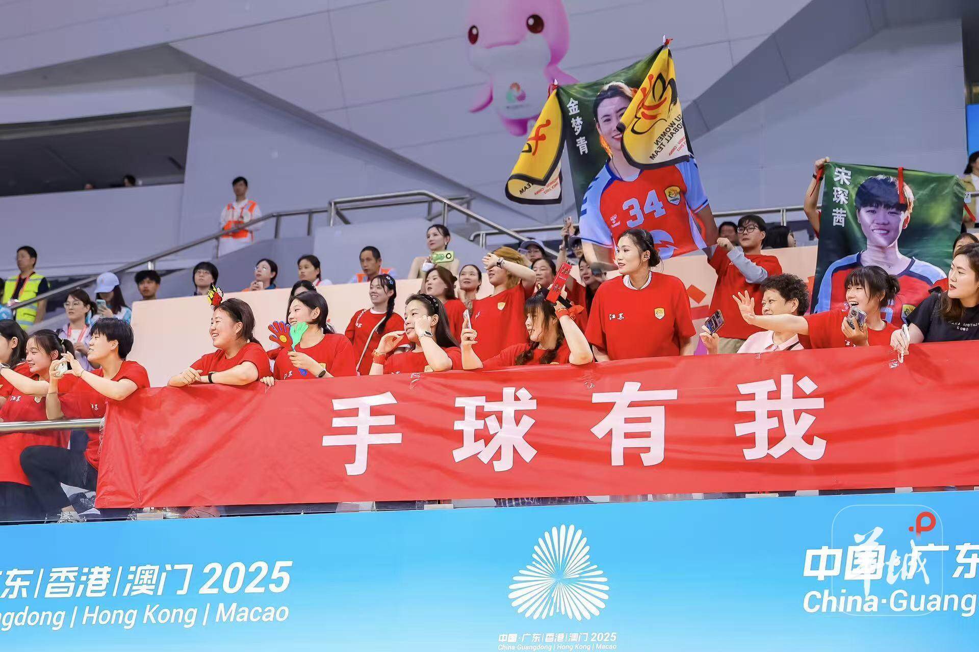 特别是场地, 住宿和饮食, 籍裁判执裁